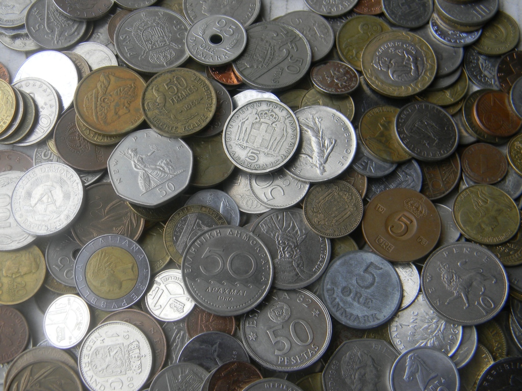 Купить монеты на вес. Старинные монеты. Иностранные старые монеты. Тонна монет. Иностранная монета 10.
