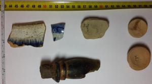 07.04.2016. Vauxhall. 5 pieces of a pottery 1 piece of a glass bottle. 1 side.jpg
