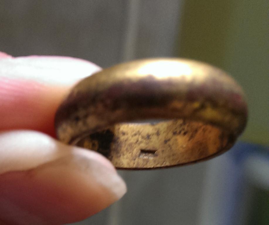 В октябре позолота. Медные позолоченные кольца клеймо. Старинное позолоченное кольцо. Некачественная позолота. Старое посеребренное кольцо с пробой.