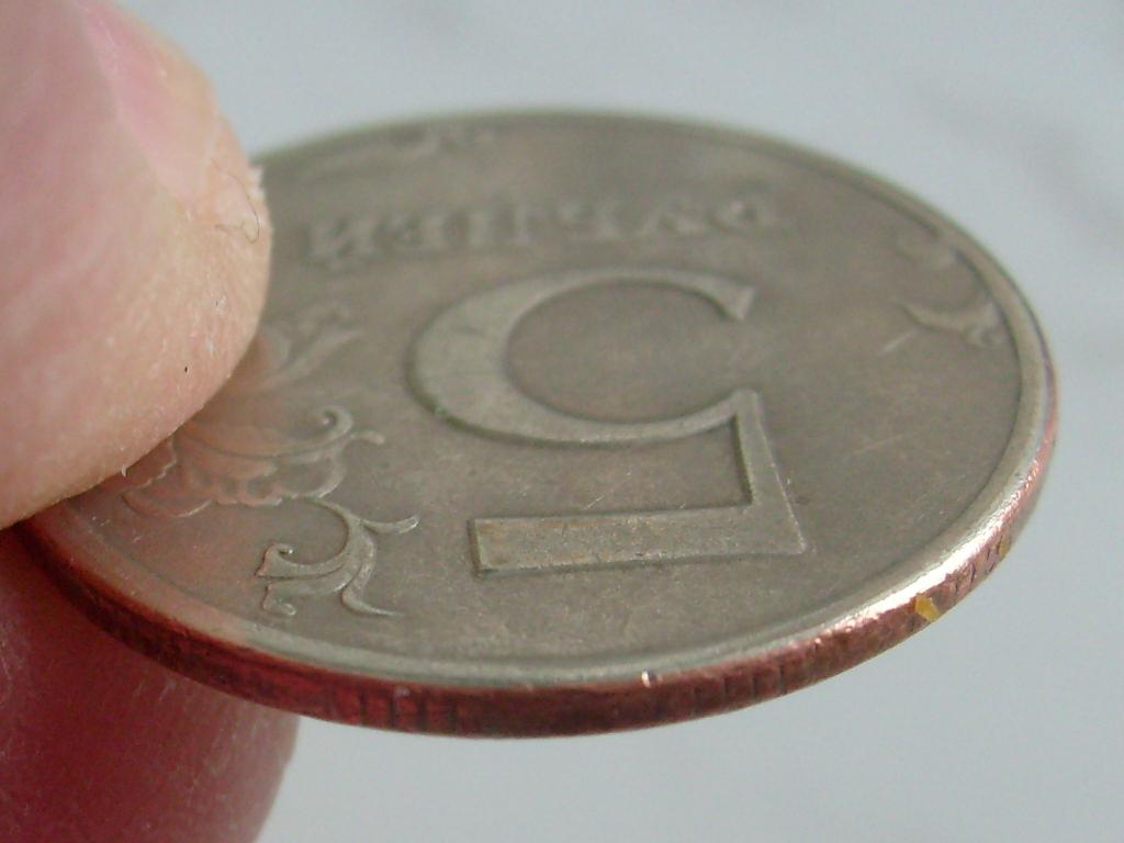 Где можно оценить монеты. Монеты на увеличение. Монеты увеличиваются. Деньга 1940 года двойной чекан. Монетный брак типа сварки.