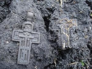 отпечаток креста в коме земли.jpg