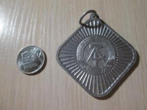 znak_medal_orden_frachnik_ddr_gdr_sport_germanija_za_strelbu_za_rubl_s_rublja_1.jpg-1 р.jpg