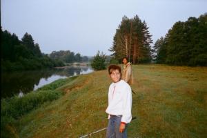 С Натой на рыбалке. Идем к острову.JPG