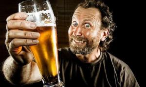 kak-otuchit-muja-ot-cherezmernogo-potreblenia-piva1-500x300.jpg