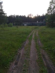 Сама платформа, слева где небольшая сосна - была казарма.