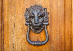 depositphotos_34461953-stock-photo-old-door-knocker-in-florence.thumb.jpg.a219ac1cfcce339d6b5512b235634e1a.jpg