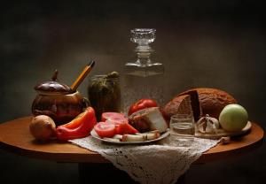 Still-life_Bread_Tomatoes_Onion_Vodka_Garlic_526983_1280x884.jpg