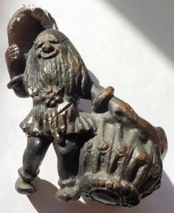 Солонка Гном с корзинкой литье силумин  СССР (7).jpg