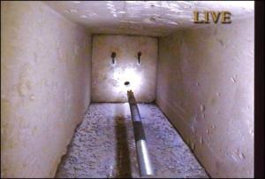 Зонд с камерой приникает через одну из дверей в пирамиде копирайт The Sun.jpg