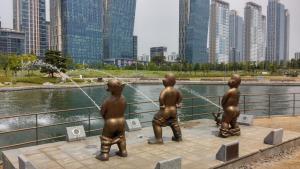 monument-statue-plaza-tourism-central-park-fountain-water-feature-songdo-incheon-boys-spinning-872581.jpg