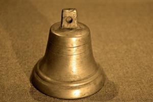 orig_kolokolchik_poddujnyy_starinnyy_bez_nadpisey_zvonkiy_kleymo_vnutri_s_cifroy_7.jpg