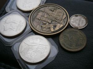 разные монеты с билоном и сувенирной монетами 004.JPG