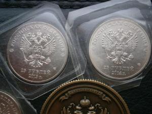 разные монеты с билоном и сувенирной монетами 007.JPG