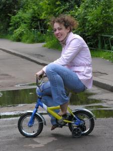 fille-sur-la-petite-bicyclette-933221.jpg.0b645f3ab98577235ca43e15d4eaa983.thumb.jpg.afd4891cb21bb9a55454dec66245250f.jpg