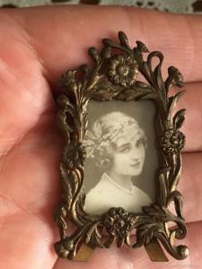 dc7b630e3e3d5bc31ea30fe496lu--vintazh-rare-antikvarnaya-mini-ramka-dlya-foto-bronza-xix-vek (1).jpg