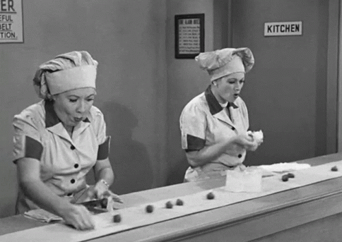 chocolate-i-love-lucy.thumb.gif.e368e70d1bb9584351f8ae7377402eb2.gif